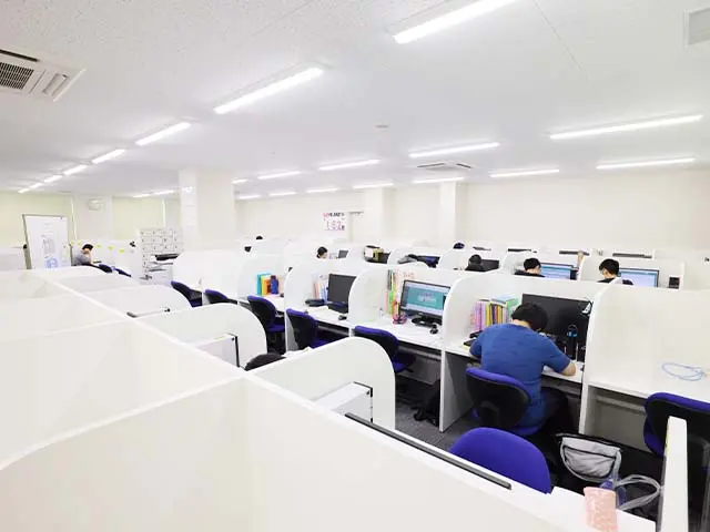 生徒が集中をしやすいように一人ずつ壁で仕切られており隣が気にならないように設計されています